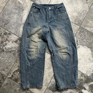 NEW Women’s Barrel jeans. Distressed denim. Large. Cropped.